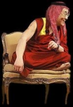 Le Dala Lama dans sa nouvelle tenue protocolaire.